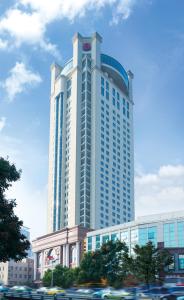 武汉武汉天禄华美达广场酒店的一座大型建筑,上面有钟