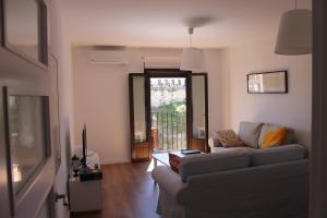 隆达布埃纳维斯塔公寓的带沙发和窗户的客厅