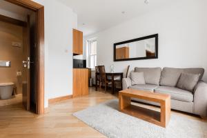伦敦肯辛顿总统公寓的客厅配有沙发和桌子