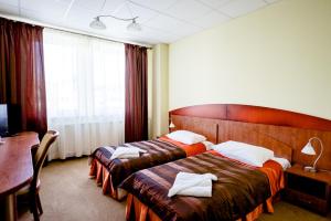 斯塔洛瓦沃拉Hotel Stal的酒店客房,配有两张带毛巾的床