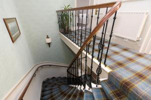 爱丁堡舍伍德宾馆的铺着铺着地毯的楼梯