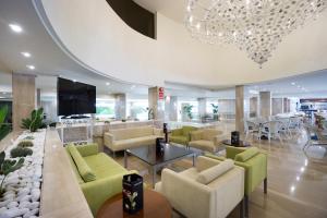 多列毛利诺斯密斯安古玛瑞娜酒店的带沙发和平板电视的大堂。