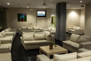 伊瓜苏港艾尔解放者酒店的客厅配有白色沙发和电视