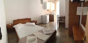 瓦西Petros Apartments的一间卧室配有一张床,上面有两条毛巾