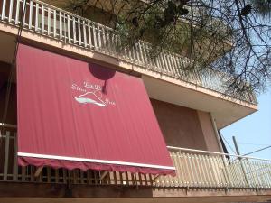 莫塔·圣塔纳斯塔西亚埃特纳住宿加早餐旅馆的建筑物一侧的红色标志