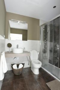 诺哈vivienda vieja cepa的浴室配有卫生间、盥洗盆和淋浴。