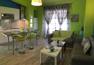 卡利维亚波里吉鲁Casa Maria-Anneta的带沙发和桌子的客厅以及厨房。