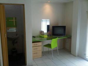 北干巴鲁Sabrina Paninsula的客房设有书桌、电脑和绿椅
