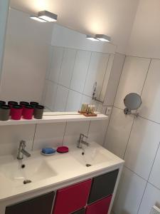 拉康提内勒Mes Ptits Apparts的一间带两个盥洗盆和大镜子的浴室