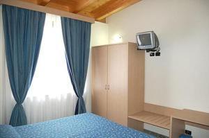 焦约萨马雷阿马雷布鲁住宿加早餐旅馆的卧室配有一张床,墙上配有电视。