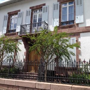 圣让皮耶德波尔埃斯庞达别墅酒店的一座带门和栅栏的房子
