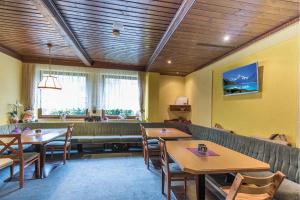 海利根布卢特鲍尔勒旅馆的餐厅设有木制天花板和桌椅