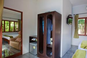 安帕瓦阿尔代亚泳池别墅度假村的一间设有木柜的房间和一间卧室