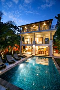 八丹拜CASA MIMBA - Seaview Private Pool Villa Padangbai的享有带游泳池的房屋外部景致