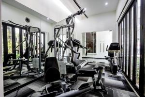 清迈阿兰塔拉河畔精品酒店- SHA Extra Plus的健身房设有跑步机和椭圆机