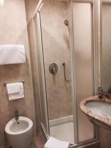 米兰Hotel Astoria Sure Hotel Collection By Best Western的带淋浴、卫生间和盥洗盆的浴室