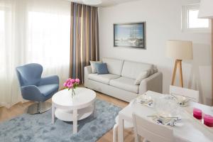 图尔库Holiday Club Caribia Superior Apartments的客厅配有沙发和桌子