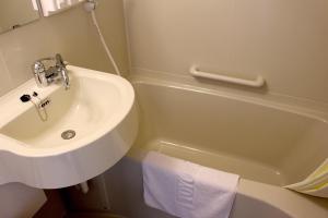 宿务Toyoko Inn Cebu的浴室配有盥洗盆和浴缸。