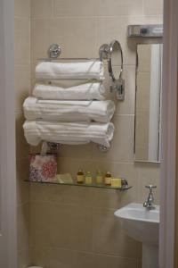 WassThe Stapylton Arms的浴室的架子上放着一大堆毛巾