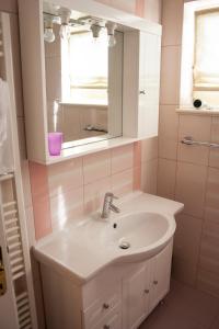 诺瓦利娅Apartments Mirage的一间带水槽和镜子的浴室