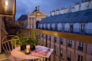 巴黎普拉帝酒店的阳台的桌子,享有建筑的景色