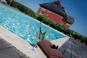 班戈海洋美丽岛大大酒店的坐在游泳池旁的一杯葡萄酒