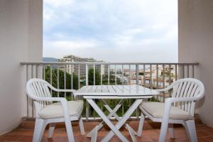 曼德琉-拉纳普勒Rana's flat的美景阳台配有白色的桌椅