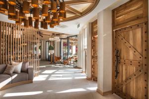 索佐波尔Blu Bay Hotel Sozopol的走廊上设有木门和吊灯