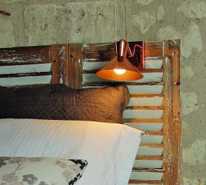 图兰的圣莫尔Aquarelle的挂在床上的灯,床头板