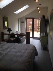 安布尔杜利奇湾青松旅馆的一间卧室设有一张床和一间客厅。