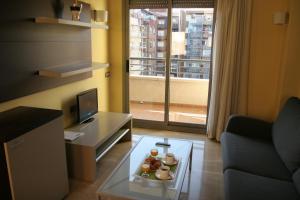 巴塞罗那Apartaments Independencia的带沙发和玻璃桌的客厅
