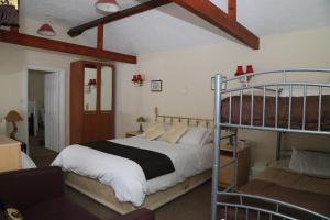 艾恩布里奇Ladywood House Bed and Breakfast的一间卧室配有一张床和一张双层床。