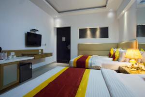 新德里Hotel Krishna - By RCG Hotels的酒店客房带两张床和厨房