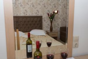 帕尔加乐丽斯塔斯2号一室公寓旅馆的一间卧室配有一张带两杯葡萄酒的床