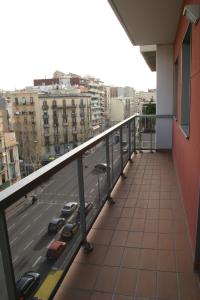 巴塞罗那Apartaments Aragó565的享有高速公路景色的建筑阳台