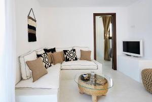 梅萨雷亚勒布朗克套房度假屋的白色的客厅配有白色的沙发和桌子