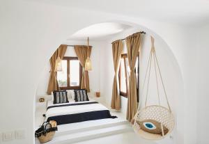 梅萨雷亚勒布朗克套房度假屋的一间卧室配有一张床和秋千