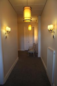 卡尔斯喀尔酒店的走廊上设有椅子和灯的房间