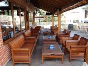 伊斯拉Hosteria San Emeterio的庭院里一排木桌和长椅