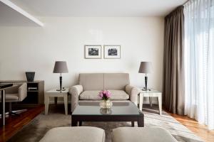 柏林曼荼罗酒店的客厅配有沙发和桌子