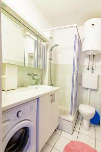 斯韦蒂·斯特凡亚得里亚公寓的一间带洗衣机和卫生间的浴室