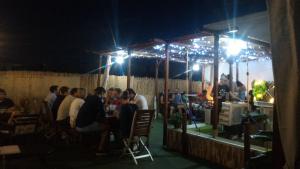 加的斯夏加迪斯酒店的一群人晚上坐在餐馆里