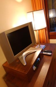 威尼斯卡代多奇旅馆的木桌上的电脑显示器和灯