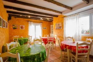 桑提亚纳德玛波萨达拉斯维加斯特雷斯蒙提拉斯桑蒂拉纳德马尔酒店的一间用餐室,配有两张带绿桌布的桌子