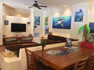 西普哈La Villa Mexicana by Diving Prestige的带沙发和餐桌的客厅
