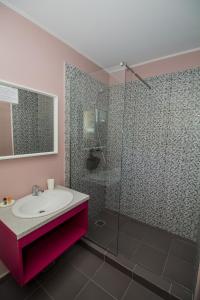 艾福雷诺德Glam Boutique Hotel的一间带水槽和玻璃淋浴的浴室