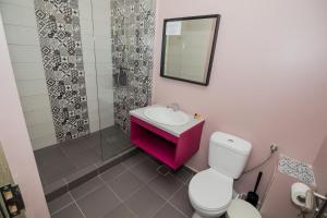 艾福雷诺德Glam Boutique Hotel的一间带粉色水槽和卫生间的浴室