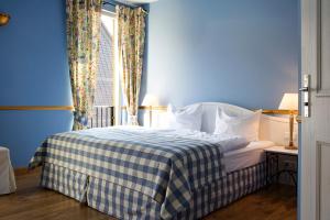 魏玛拉卡萨德克罗日宾馆的蓝色的卧室设有床和窗户