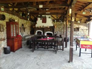 Merdanya贝瓦度假屋的石屋设有桌子和壁炉