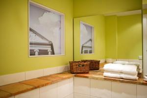 魏玛拉卡萨德克罗日宾馆的浴室拥有绿色的墙壁,配有带毛巾的台面